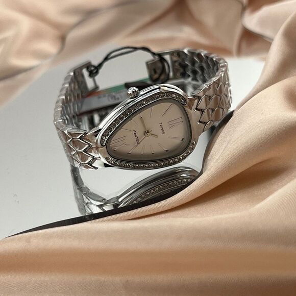 Elegant Teardrop Silver Quartz Watch - Picture 3 of 7